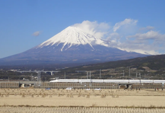 富士塚の写真 「江戸時代に作られた富士塚。小さな山で富士山登山の気分を楽しめるスポット。」 シンメトリーな富士山の写真 「晴天の空の下で美しいシンメトリーを描く富士山の全景。」 沼津周辺からの富士山 「愛鷹山を挟んで遠くに見える富士山。冬の冠雪は控えめ。」 田子の浦港からの富士山 「田子の浦港越しに眺める富士山。写生大会の定番スポット。」 機内から眺める富士山 「太平洋上空から見下ろす富士山。眼下には富士川と田子の浦港。」